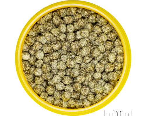 Pelety krmiva pre králiky v žltej miske