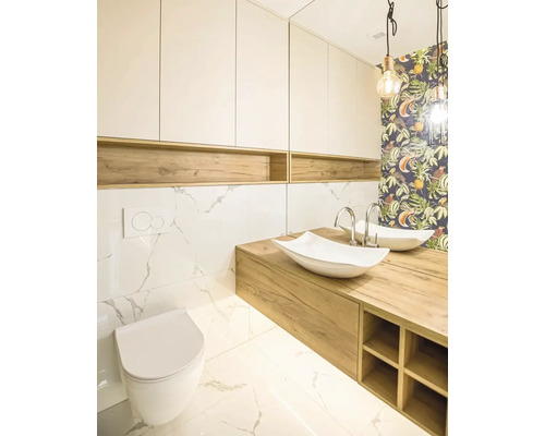 Svetlá kúpeľňa s dvojitým umývadlom, úložnými skrinkami a toaletou