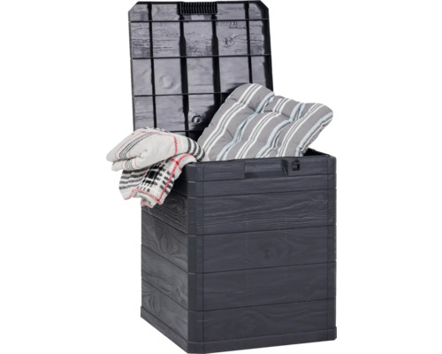 Otvorený úložný box z plastu s vankúšmi a dekou