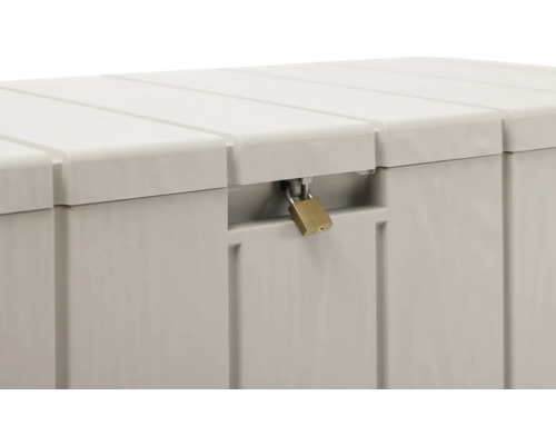 Detail úložného boxu s visiacim zámkom na zabezpečenie obsahu.