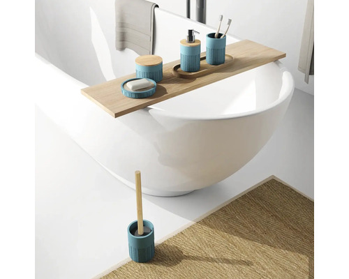 Kúpeľňová scéna s vaňou, kúpeľňovými doplnkami a kobercom