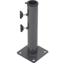 Stojan na slnečník so štvorcovou základňou a skrutkami na upevnenie slnečníka.