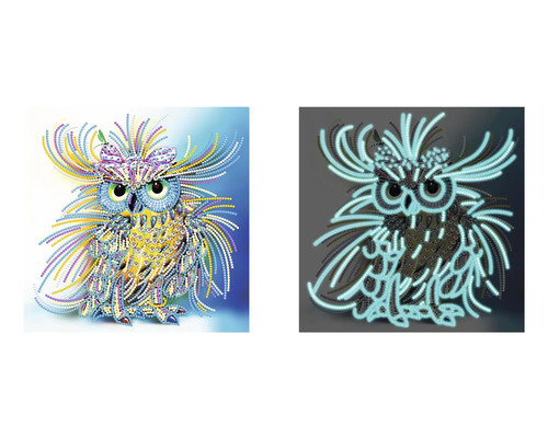 Dve zobrazenia sovy osadenej kamienkami, jedno s normálnym osvetlením a jedno svietiace v tme.