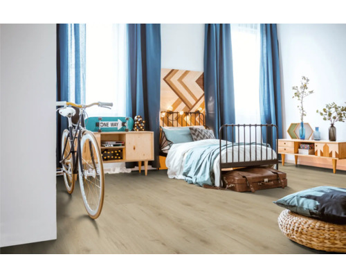 Moderná spálňa s laminátovou podlahou, posteľou, komodami a dekoratívnymi prvkami