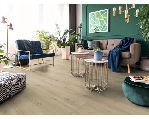 Svetlá obývacia izba s laminátovou podlahou, pohovkou a kreslom