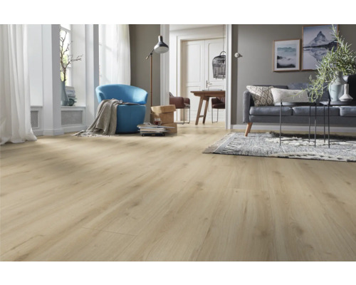 Svetlá obývacia izba s laminátovou podlahou so vzhľadom dreva, pohovkou a kreslom