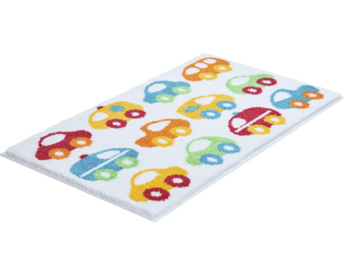 Biely koberec s farebnými motívmi áut