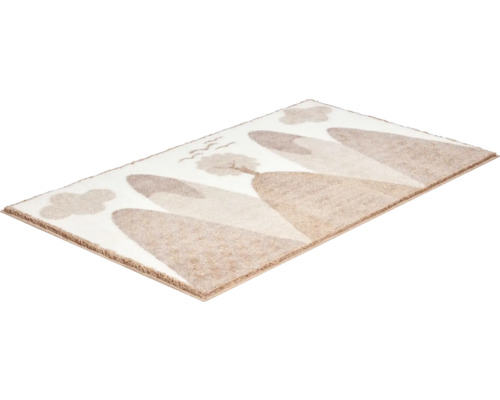 Obdĺžnikový koberec s motívom hôr, stromov a oblakov