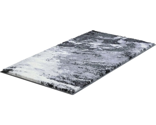 Koberec s abstraktným vzorom