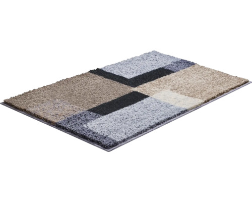 Koberec s geometrickým vzorom