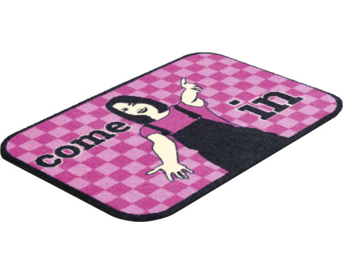 Rohožka so vzorom kocky, žena a nápis Come In