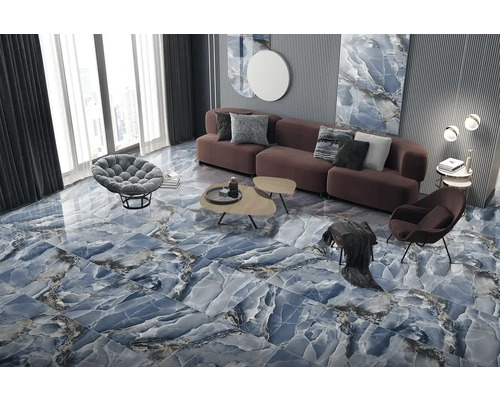 Obývacia izba s podlahovými dlaždicami so vzhľadom mramoru, pohovkou a kreslom