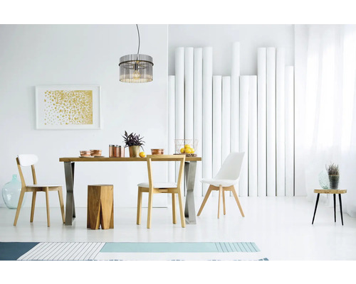 Jedáleň s dreveným stolom, stoličkami, závesným svietidlom a dekoratívnymi prvkami vo svetlom prostredí