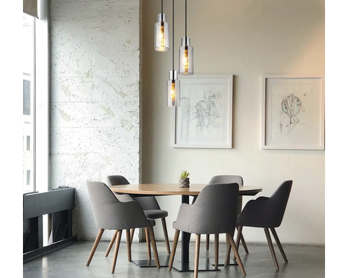 Jedáleň s jedálenským stolom, stoličkami a závesnými svietidlami so sklenenými telesami