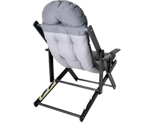 Záhradné kreslo z dreva so sivým čalúnením, pohľad zozadu