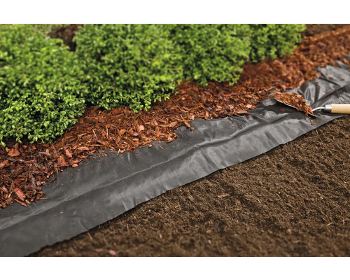 Záhradná scéna s mulčovacou textíliou, mulčovacou kôrou a rastlinami