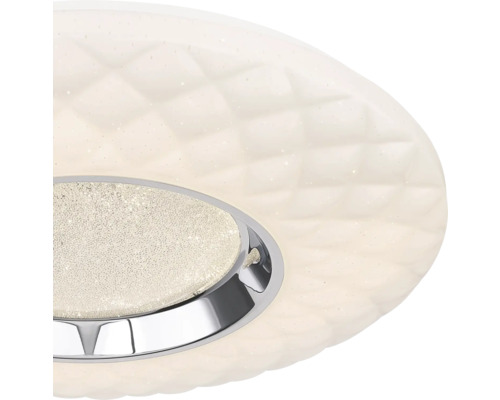 Detailný pohľad na stropné svietidlo s kosoštvorcovým vzorom a chrómovými akcentmi