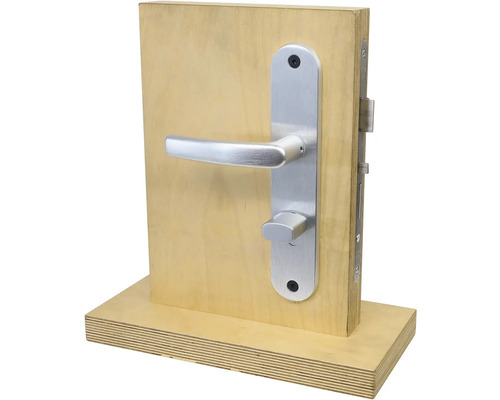 Sada kovania dverí namontovaná na drevenej doske