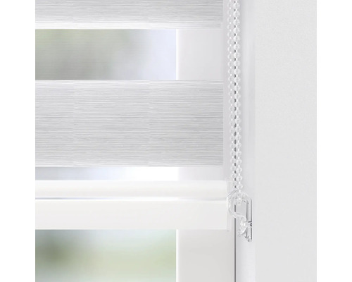 Detail okenné dekorácie s retiazkovým ovládaním