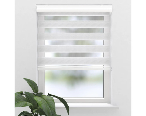 Okno s namontovanou dvojitou roletou na reguláciu svetla.