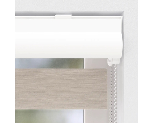 Detailný pohľad na dvojitú roletu s retiazkovým ovládaním v okennom ráme