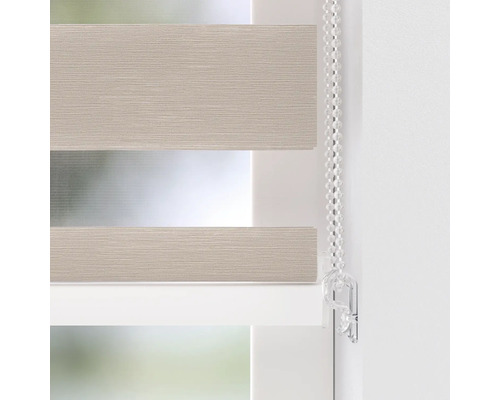 Detail okenné dekorácie s retiazkovým ovládaním