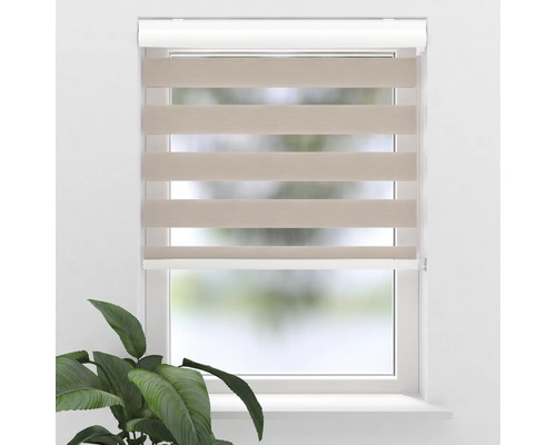 Okná s béžovou dvojitou roletou na reguláciu svetla