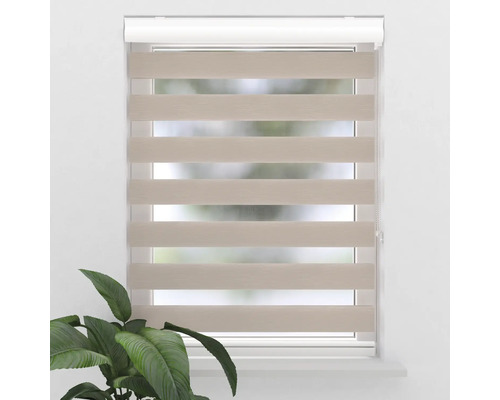 Okno s béžovou roletou deň a noc pre dizajn interiéru