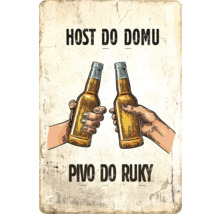 Dekoratívna tabuľa s nápisom Host do Domu Pivo do Ruky a vyobrazením dvoch fliaš piva, ktoré si pripíjajú