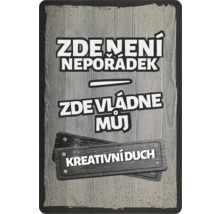 Dekoratívny štítok s nápisom ''Tu nie je neporiadok, tu vládne môj tvorivý duch''.