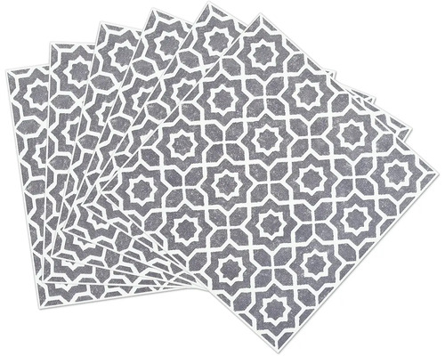 Niekoľko sivých obrúskov s geometrickým vzorom