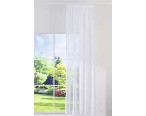 Biely, priehľadný záclonový záves pred oknom