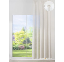 Okno s priehľadným závesom na dekoráciu