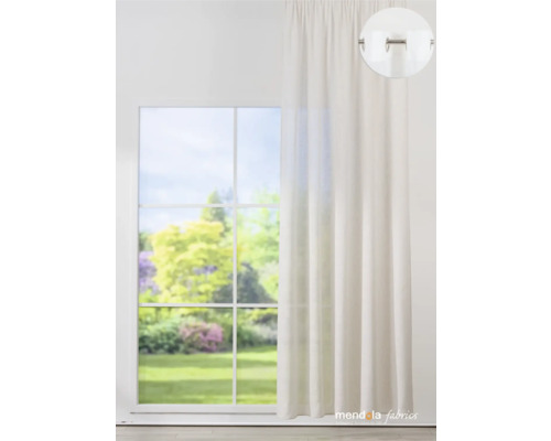 Okno s priehľadným závesom na dekoráciu