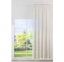 Okno so závesom, ktorý je čiastočne zatiahnutý.