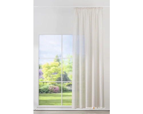 Okno so závesom, ktorý je čiastočne zatiahnutý.