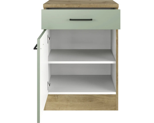 Nočný stolík so zásuvkou a otvorenými dverami na ukladanie v spálni