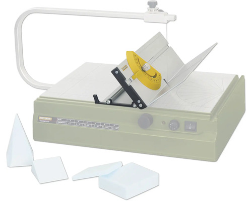 Termorezné zariadenie s rezným drôtom a uhlovým dorazom pre presné rezy