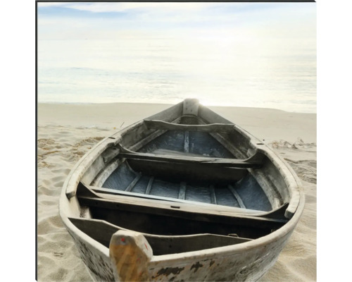 Drevená loď na pláži