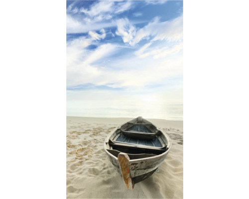 Drevená loď na pláži pod zamračenou oblohou