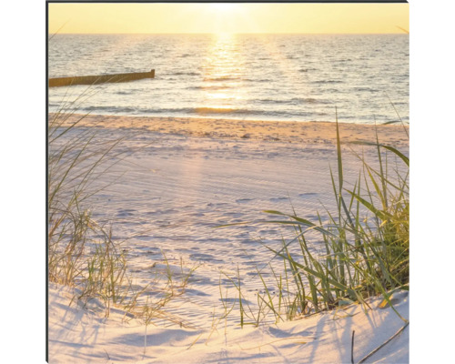 Pláž s pieskom, morom a horizontom