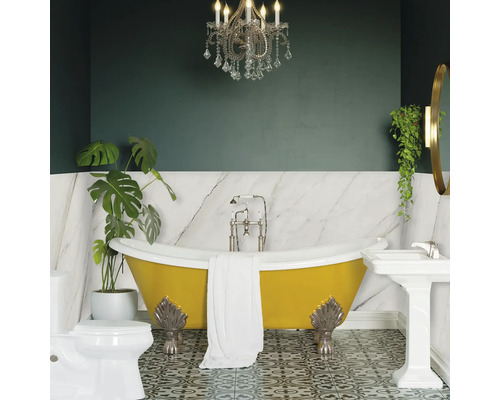 Kúpeľňa s voľne stojacou vaňou, umývadlom a toaletou v klasickom štýle