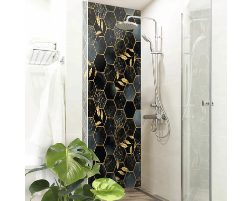 Kúpeľňa so sprchovacím kútom a stenovým panelom so šesťuholníkovým vzorom