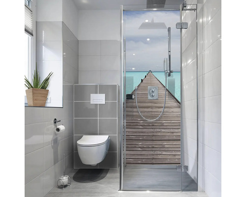 Moderná kúpeľňa s toaletou, sprchou a svetlými obkladmi