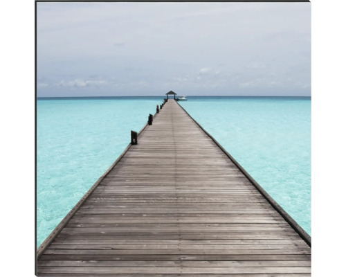 Drevená lávka nad morom vedúca k malému pavilónu