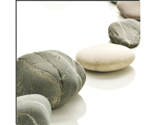 Rad riečnych kameňov na svetlom pozadí