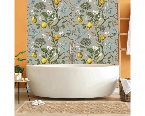 Kúpeľňa s voľne stojacou vaňou a kvetinovou tapetou s motívom citrónov a vtákov