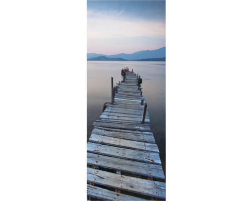 Drevené mólo pri jazere s horami v pozadí