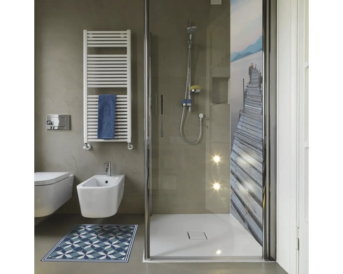 Kúpeľňa so sprchou, sušiakom na uteráky, toaletou a bidetom