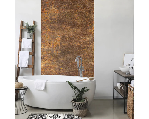 Kúpeľňa s voľne stojacou vaňou, rebríkom na uteráky a stenovým panelom so vzhľadom hrdze